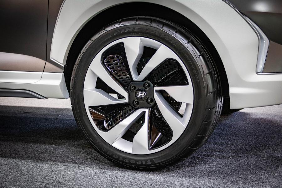 Колеса Hyundai SAGA EV 2018 года  (фото 5 из 7)